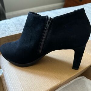 Clark’s Ambyr Hope Suede Booties Size 10 Women’s